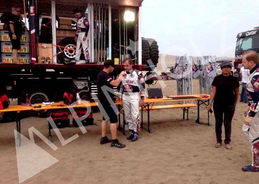 Mesas y bancos plegables de madera Alpinholz presentes en el Rally Dakar